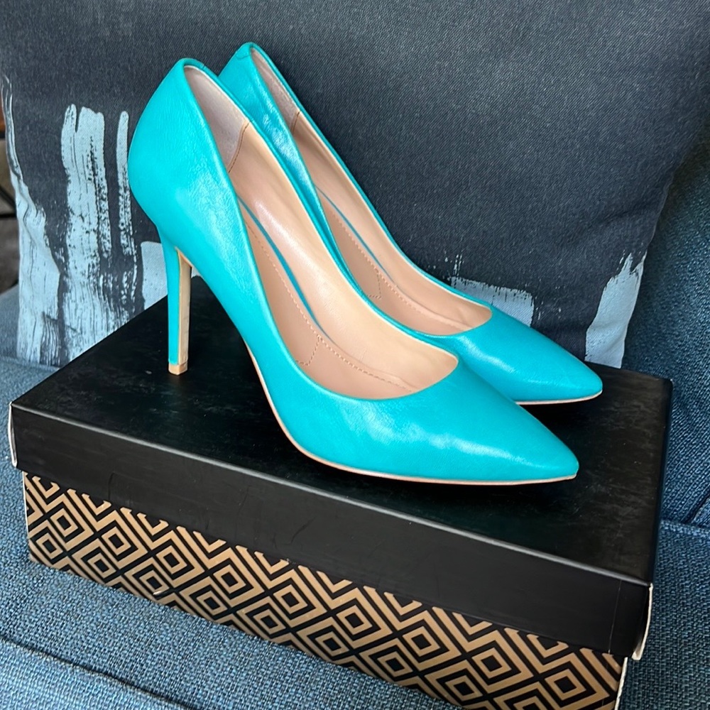 Turquoise pointy toe pumps